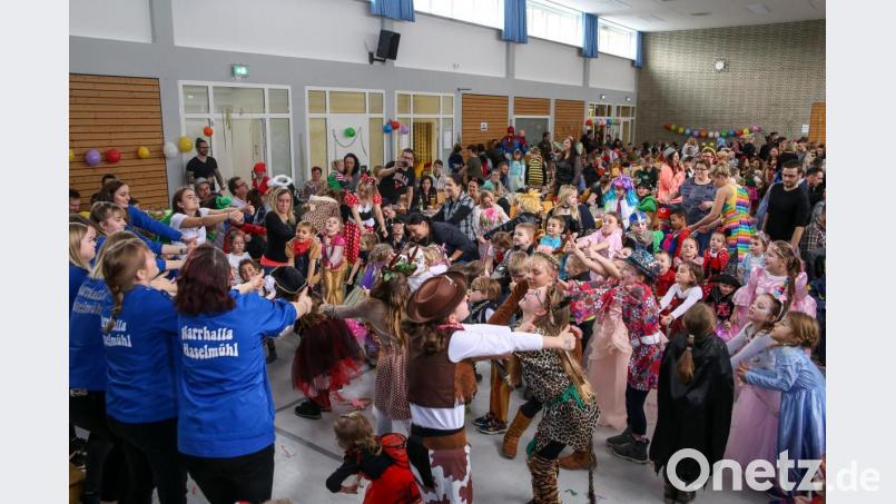 Zu bekannten Kinderliedern tanzten die Gardemädels mit zahlreichen Kindern in der Mehrzweckhalle. Bild: egl
