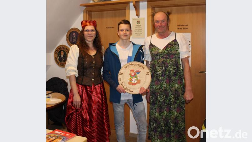 Die von Schützenmeisterin Tanja Hüttner spendierte Faschingsscheibe geht an David Übler. Sportleiter Ernst Kölbel (rechts) gratuliert. Bild: sis
