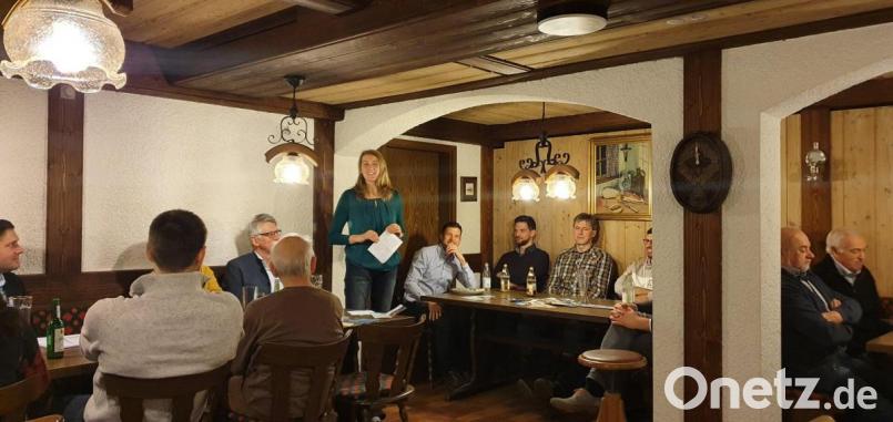 Die Gebenbacher Bürgermeisterkandidatin Susanne Lindner erläuterte den Anwesenden die Ziele und Visionen des Wahlprogrammes der CSU-Kandidaten Bild: grb