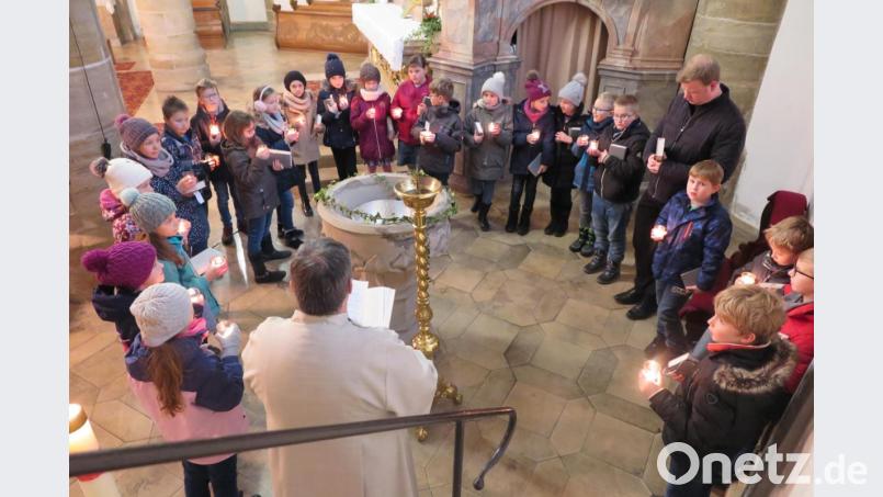 Die Drittklässler beteten beim Weggottesdienst am Taufbecken. Bild: jzk