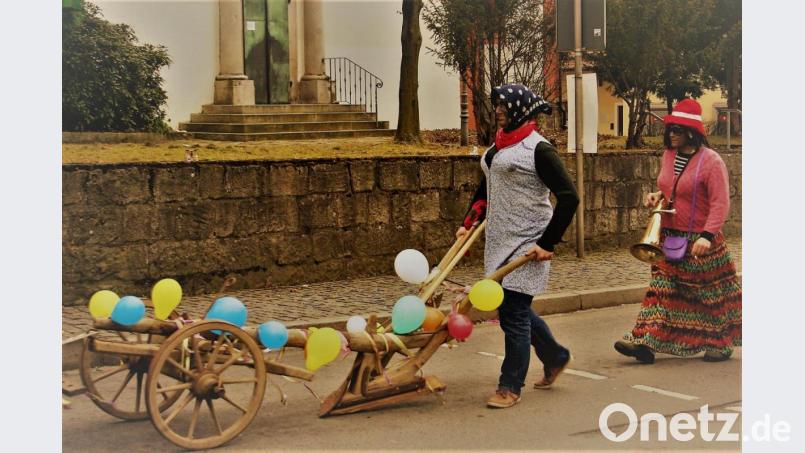 Am unsinnigen Donnerstag sind zwei Gruppen mit einem Pflug zum Fosend Asgrom unterwegs. Bild: gz