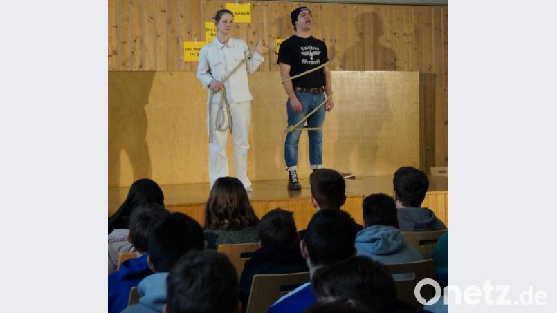 Christina Elsa Wagner und Julian Kühndel vom „ueTheater Regensburg“ zogen mit ihrem Spiel die Mittelschüler der Doktor-Eisenbarth-Schule in ihren Bann und regten zum Nachdenken an. Bild: weu