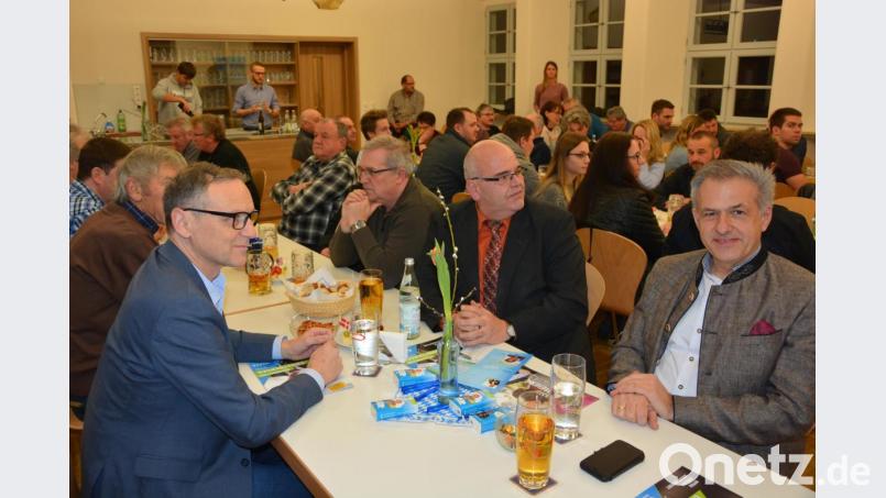 Volles Haus am Montagabend bei der CSU-Wahlversammlung im Pfarr- und Jugendheim Leonberg. Mit dabei auch die amtierenden Bürgermeister der Nachbarkommunen. Bild: jr