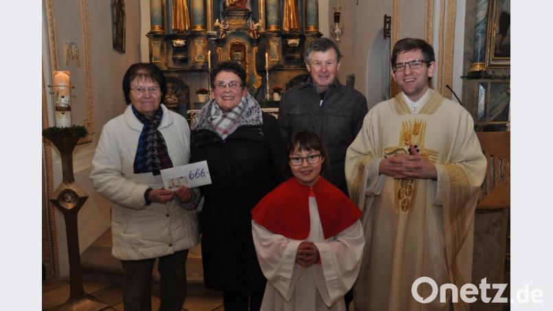 Mit der Schnapszahlsumme von 666 Euro beschenkte Flohmarkthändlerin Christa Wildenauer (Zweite von links) am Valentinstag das Mesner-Ehepaar Margareta und Helmut Braun (von links), die das Geld für den Blumenschmuck in der St.-Thomas-Kirche verwenden sollen. Wildenauers Enkelin Genoveva und Kaplan Alexander Ertl waren bei der Spendenübergabe ebenfalls freudestrahlend zugegen, als die Spenderin unter dem Motto &quot;Lass Blumen sprechen&quot; tätig wurde. Bild: dob