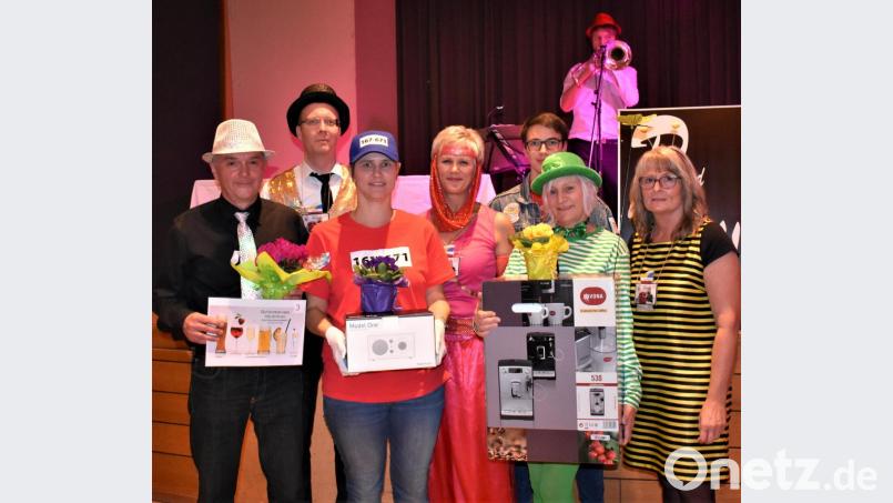 Schöne Preise gibt es bei der Tombola im Rahmen des Kolpingballs. Das Bild zeigt die Preisträger der ersten drei Preise (von links): Harald Reiter, Kolping-Vorsitzender Andreas Greiner, Kathrin Herold, Anita Stauber, Florian Biersack (Überreicher der Preise), Ilona Lang und Anita Heßler. Bild: rgr