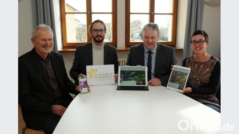 Landrat Richard Reisinger (Zweiter von rechts) als Vorsitzender des Kreisverbandes für Gartenkultur und Landespflege durfte gemeinsam mit Kreisfachberaterin Michaela Basler und 2. Vorsitzenden Eduard Eckl (links) die neue Homepage in Betrieb nehmen. Der kreative Kopf der Internetseite ist Peter Böhm (Zweiter von links). Bild: Christine Hollederer