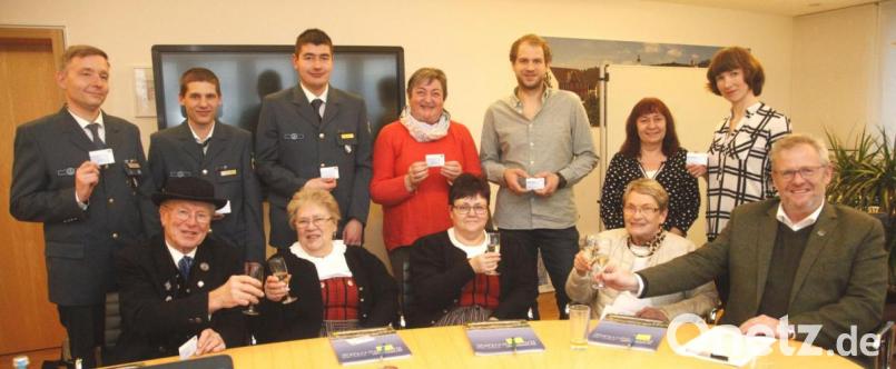 Oberbürgermeister Andreas Feller (rechts) überreichte verdienten Bürgern die Ehrenamtskarte und stieß mit ihnen mit einem Glas Sekt an. Bild: Hirsch