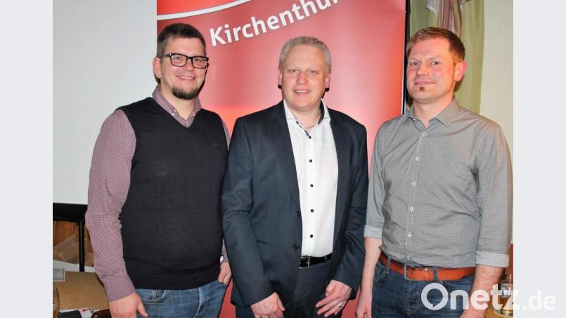 Bürgermeister Jürgen Kürzinger (Mitte), SPD-Ortsvorsitzender Jan Wiltsch (links) und SPD-Fraktionssprecher Dominik Brütting führen durch den Wahlkampfauftakt des Kirchenthumbacher Ortsvereins. Bild: stg