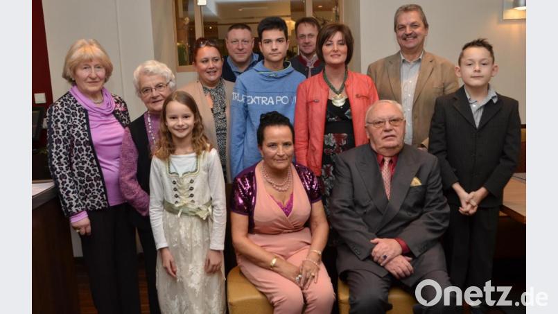 Maurermeister und ehemaliger Geschäftsführer der Hans Striegl-Bau GmbH in Weiden, Heribert Uschold (sitzend, rechts), feierte am Sonntag mit seiner Familie, zu der neben Ehefrau Gertraud (sitzend, links), auch die beiden Töchter und die drei Enkel zählen, seinen 80. Geburtstag. Bild: dob
