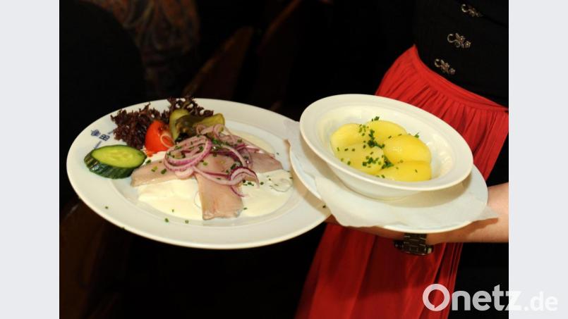 Das Schwabinger Fischessen im Hofbräuhaus zählt zu den bekanntesten CSU-Veranstaltungen in München. Dass Matjes und Kartoffeln auf arabischen Teller serviert werden, gefällt aber im Landtag nicht allen. Bild: Tobias Hase/dpa