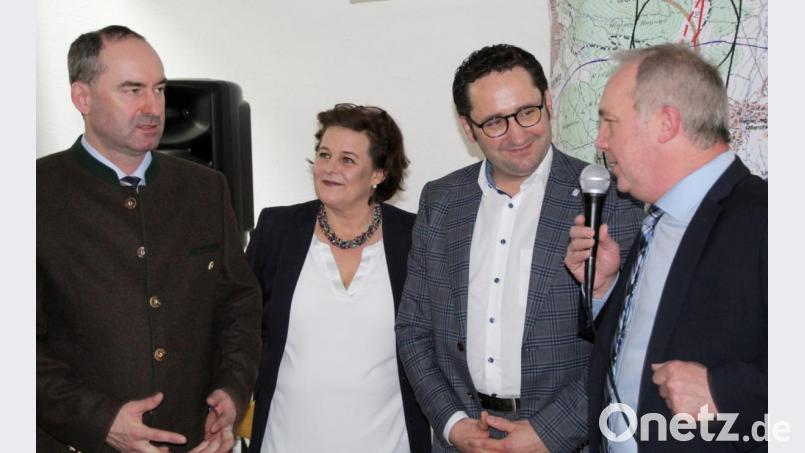 Bürgermeister Gerhard Scharl heißt Minister Aiwanger herzlich willkommen. Mit im Bild Bürgermeisterkandidatin Baierl und MdL Gotthardt Bild: Schönberger, Ferdinand [fsb]