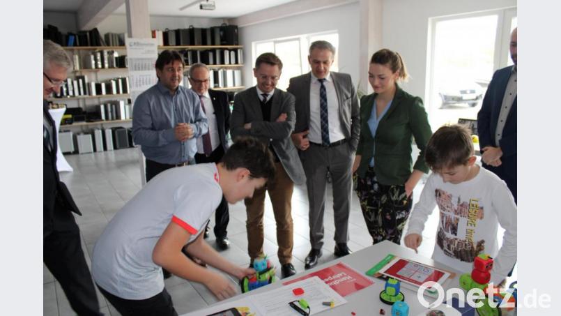 Auch für ältere Kinder gibt es das passende Lernmaterial. In kürzester Zeit sind die Robo-Wunderkinder zusammengebaut und programmiert. Bayerns Ministerin für Digitales, Judith Gerlach, war angetan vom Projekt, das ihr KS-TechnoCase-Geschäftsführer Herbert Schadt (hinten links) vorstellte. Bild: ckl