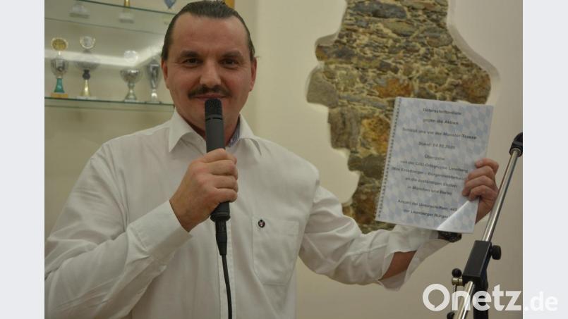 Stolz zeigt Max Ernstberger die gesammelten 480 Unterschriften, die er gegen die Tennet-Stromtrasse durch Themenreuth gesammelt hat. Bild: jr