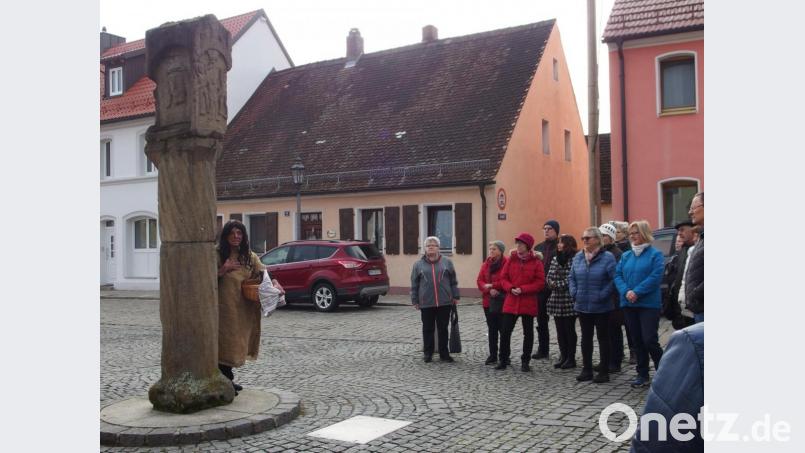 Die Theatergruppe Grafenwöhr bereichert die Führung mit szenischen Einlagen, wie hier an der Passionssäule als die „Pest“. Bild: exb