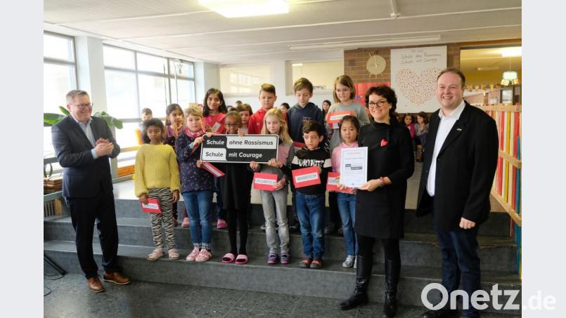 Regionalkoordinator Thomas Vitzthum (rechts), Schulleiterin Marion Weigl (links daneben) und Oberbürgermeister Michael Cerny (links) freuen sich mit den Kindern und Lehrern über den Titel „Schule ohne Rassismus – Schule mit Courage“, den die Albert-Schweitzer-Schule als erste Grundschule in der Oberpfalz tragen darf. Bild: Susanne Schwab, Stadt Amberg/exb
