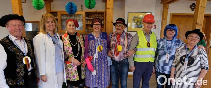 Beim Klub 70 gibt es erstmals einen Faschingsorden für besondere Persönlichkeiten und das Team. Bild: le