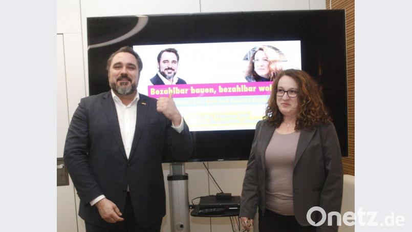 FDP-Landesvorsitzender Daniel Föst (links) und die Spitzenkandidatin auf der FDP-Kreistagsliste, Janette Stopkova (rechts), fordern eine Vereinfachung der Bauvorschriften. Bild: Hirsch