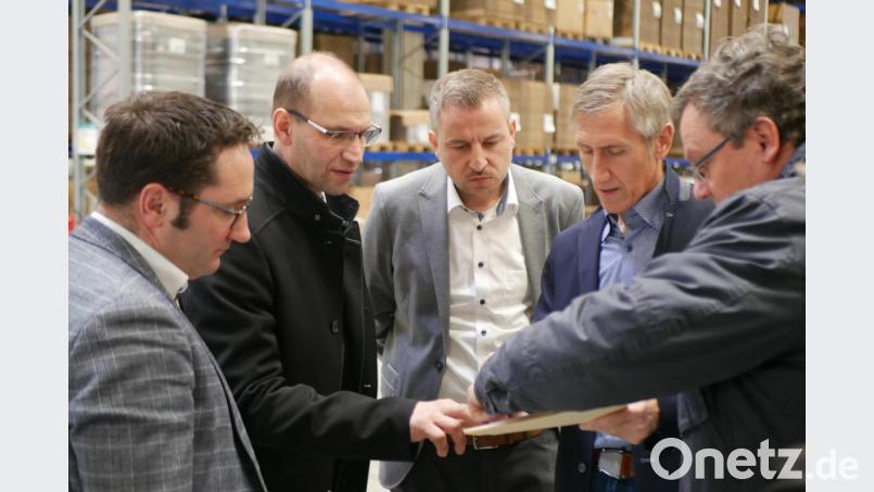 Prokurist Michael Wachsmann (Dritter von rechts) stellte die Erweiterungspläne der Ziegler-Group vor. Landtagsabgeordneter Tobias Gotthardt, Landratskandidat Ely Eibisch (von links), FW-Vorsitzender Thomas Streber und FW-Bürgermeisterkandidat Markus Schäffler (von rechts) zeigten sich beeindruckt. Bild: exb
