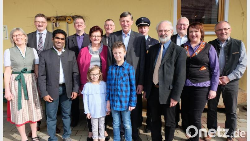 Franz Sorgenfrei (Mitte mit Gattin Maria und den beiden Enkeln Mia und Luka) feierte den 70. Geburtstag. Bürgermeister Hans Prechtl (Zweiter von links) und Pfarrer Heinrich Rosner (Vierter von rechts) mit Pfarrvikar Joseph Kokkoth (Dritter von links) überbrachten die Glückwünsche. Auch Repräsentanten von Stullner Vereinen oder Gremien gratulierten. Bild: ohr