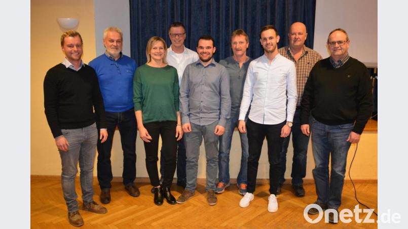 Bürgermeister Hermann Falk (Vierter von links) dankt den ausgeschiedenen Vorstandsmitgliedern für ihren Einsatz und gratuliert dem neuen Führungsteam (von links): Manuel Falk, Franz Birner Angelika Meyer, Thomas Kummer, Thomas Gnan, Marco Meier, Hubert Heuberger und der ausgeschiedene Kassenprüfer Norbert Meier. Bild: fdl
