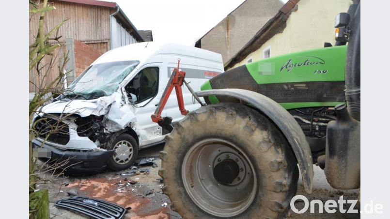 Am Transporter entstand durch den Zusammenstoß Totalschaden in Höhe von mindestens 10 000 Euro. Der Deutz-Traktor bekam dagegen nur ein paar Kratzer ab. Beide Beteiligten blieben unverletzt. Bild: dob