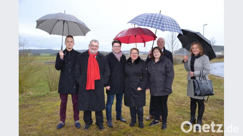 Regen statt Sonne - doch die Solarenergie aus regionaler Hand funktioniert, wie sich SPD-Umweltministerin Svenja Schulze (mitte) selbst überzeugt hat. Bild: doa