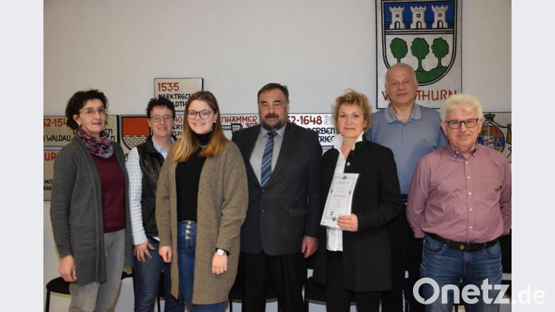 Bürgermeister Josef Beimler (Mitte) gratulierte Christine Griesbach (Dritte von rechts) mit den Mitarbeitern im Rathaus zum 25-jährigen Dienstjubiläum. Bild: fla