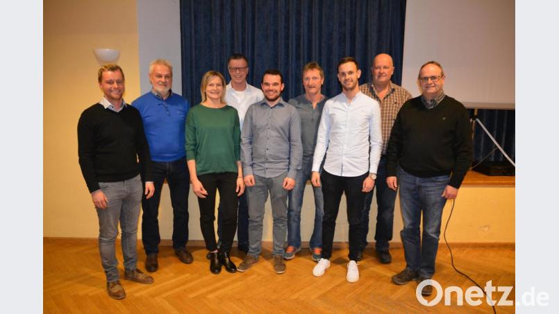 Bürgermeister Hermann Falk (Vierter von links) dankt den ausgeschiedenen Vorstandsmitgliedern für ihren Einsatz und gratuliert dem neuen Führungsteam (von links): Manuel Falk, Franz Birner Angelika Meyer, Thomas Kummer, Thomas Gnan, Marco Meier, Hubert Heuberger und der ausgeschiedene Kassenprüfer Norbert Meier. Bild: fdl