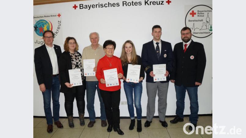 Bereitschaftsleiter Christian Ostermeier (rechts) und Kreisbereitschaftsleiter Willi Klein (links) gratulierten den langjährigen Mitgliedern der BRK Bereitschaft. Bild: weu