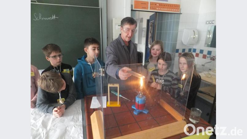 Beeindruckende Versuche stehen im Physikraum der Mittelschule auf dem Programm. Bild: ibj