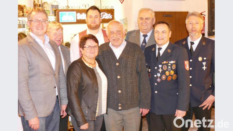 Ludwig Held (fünfter von links) feierte 80. Geburtstag. Neben Familie und Vereinsvertretern gratulierte auch Pfarrgemeinderatssprecher Franz Grabinger (links). Bild: ga