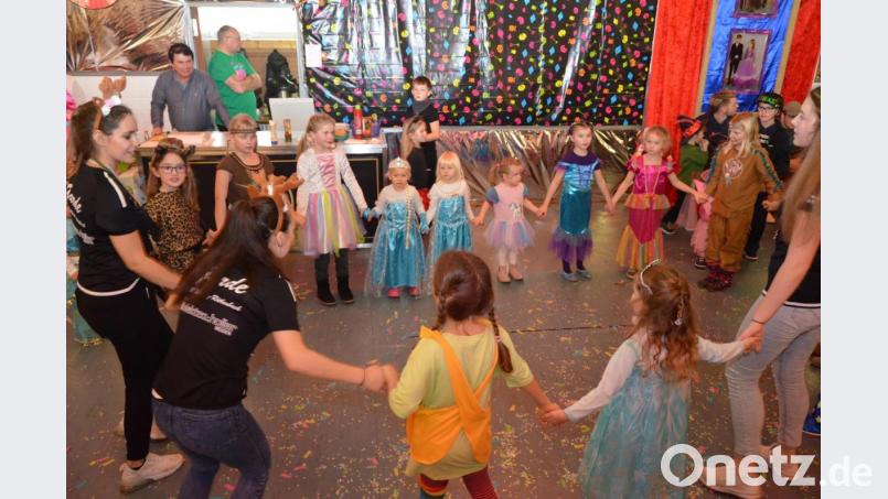 Die Mädchen der Prinzengarde tanzen mit den kostümierten Kindern zu verschiedenen Kinderliedern. Bild: Paula Gäbelein