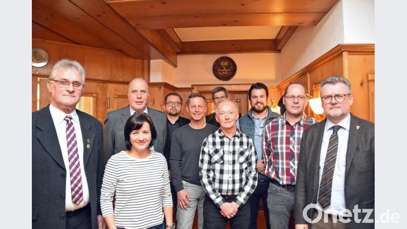 Glückwünsche von Bürgermeister Michael Göth (rechts) für den neuen Vorstand des Bienenzuchtvereins Sulzbach-Rosenberg mit (von links) Helmut Heuberger (Vorsitzender), Wina Pamler (Beisitzerin), Alexander Hirschmann-Titz (dahinter, Schriftführer), Andreas Royer (Zweiter Vorsitzender), Frank Pamler (Beisitzer), Fritz Böhme (Beisitzer), Klemens Bauer (dahinter, Beisitzer), Stefan Hubmann (Zweiter Schriftführer) und Matthias Hüttner (Kassier). Bild: oy