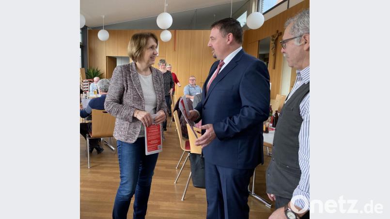 Bürgermeister Markus Ludwig (Mitte) hat im Beisein von SPD-Landtagsabgeordneter Annette Karl und Ortsvorsitzendem Konrad Schell seine Ziele in der neuen Amtsperiode genannt. Bild: Eichl