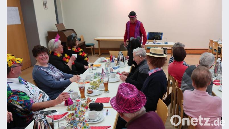 Hans "Lue" Nettl sorgte für ausgelassene Stimmung beim Seniorenfasching. Bild: Christina Rabenstein