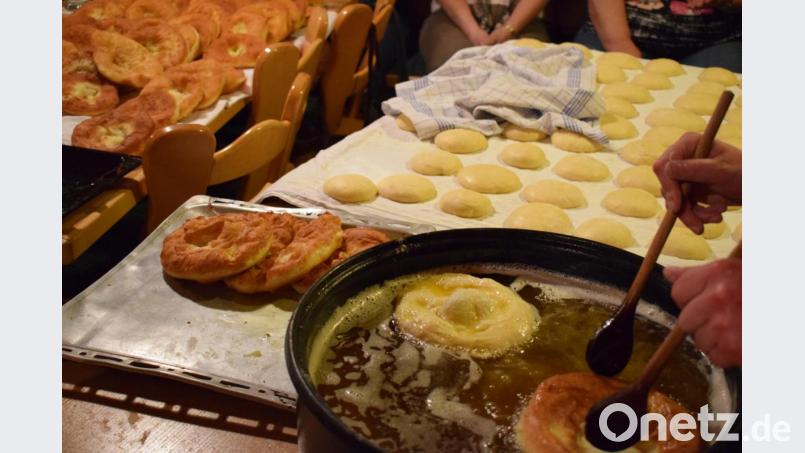 Die Köichla in den verschiedenen Phasen: Zunächst wird der Teig portioniert und in Bällchen „gewulchert“, dann ausgezogen und in heißem Schmalz herausgebacken. Nachdem das Gebäck etwas ausgekühlt ist, wird es pur oder mit Puderzucker bestreut gegessen. Bild: szl