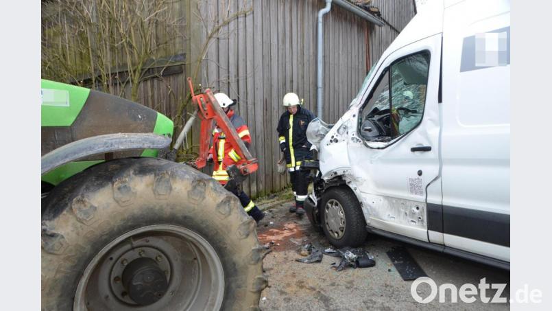 Am Transporter entstand durch den Zusammenstoß Totalschaden in Höhe von mindestens 10 000 Euro. Der Deutz-Traktor bekam dagegen nur ein paar Kratzer ab. Beide Beteiligten blieben unverletzt. Bild: dob