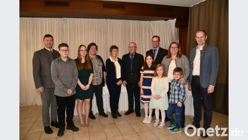 Bürgermeister Rainer Rewitzer (links) und Bürgermeister Konrad Kiener (Wernberg-Köblitz, rechts) gehören bei der Geburtstagsfeier zu den ersten Gratulanten. Die Enkelkinder Lukas, Antonia und Tochter Christine (links) sowie Sohn Rudolf (Dritter von rechts) mit Ehefrau Mareika (Zweite von rechts) und deren Kinder Luis, Isabell und Emilie (vordere Reihe, von rechts) gratulieren natürlich schon am "richtigen" Geburtstag dem Familienoberhaupt. Bild: bey