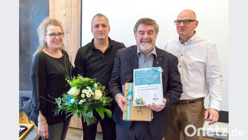 Werner Guzik (Zweiter von rechts) wurde als Ehrenvorsitzender Ostbayerns ernannt. Nachfolger Lothar Rauscher (rechts), Stellvertreterin Cordula Raß und BHV-Präsident Georg Clarke gratulierten Bild: gud