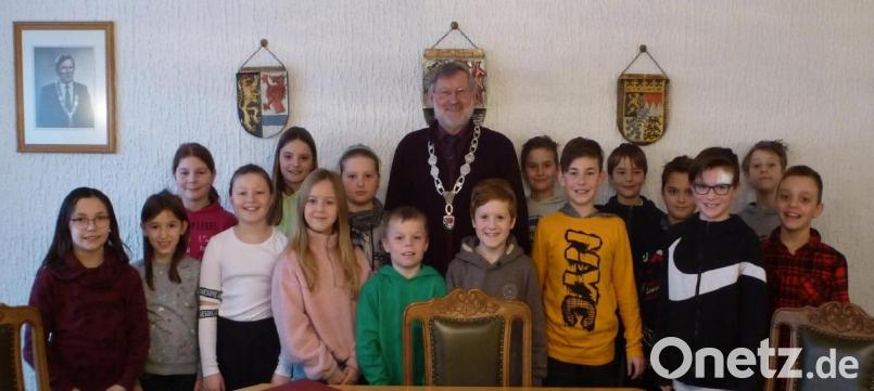 Die 4. Klasse der Grundschule machte im Rahmen des HSU-Unterrichts einen Besuch bei Bürgermeister Josef Schmidkonz. Bild: Grundschule Mähring/exb