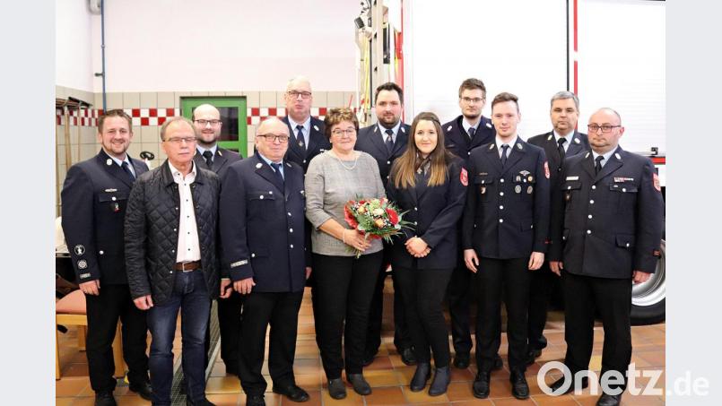 Die Pressather Feuerwehr ehrt und befördert in der Versammlung einige Kameraden. Diese stellen sich mit Bürgermeister Werner Walberer für ein Erinnerungsfoto auf. Bild: jma