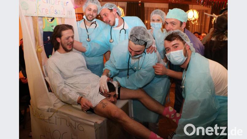 Fünf Gynäkologen stehen einem schwangeren Mann zur Seite. Bild: gru