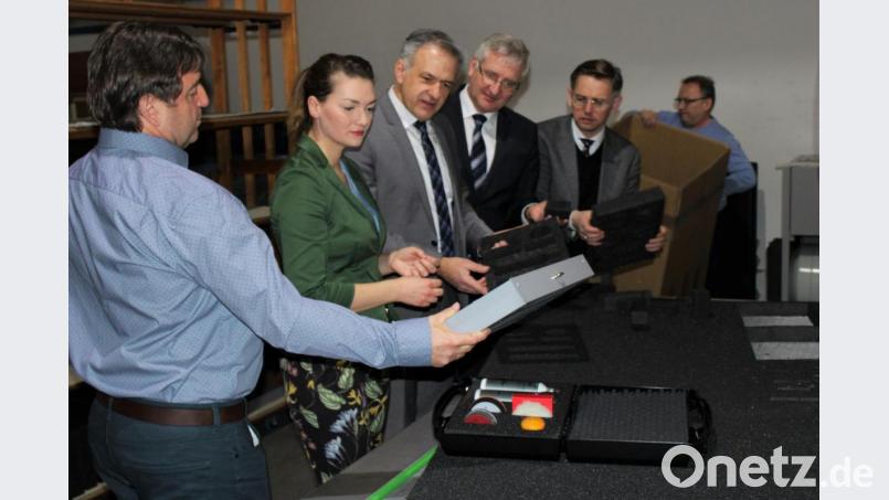 An der Wasserstrahlschneidemaschine begutachtet die Ministerin das entstandene Bauteil. Bild: ckl