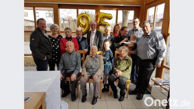 Im Bild (vorne, von links) Bruder Alois Püttner, Jubilarin Martha Speckner, Urenkelin Anna und Schwester Anna Melchner sowie (hinten, von links) Sohn Helmut Speckner, Tochter Annemarie Müller, Maria Götz, Bruder Alfred Püttner, Bürgermeister Werner Roder, Bruder Josef Püttner, Enkel Nadja und Luisa, Urenkelin Elina, Enkel Dominik und Sohn Norbert Speckner. Bild: hzi