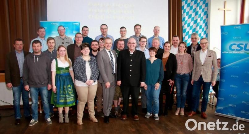 Mit Klaus Meyer (vorne, Fünfter von rechts) an der Spitze bewerben sich die Frauen und Männer um einen Sitz im Gemeinderat. Seine Unterstützung versicherte Roland Grillmeier (vorne, Sechster von rechts). Gäste beim Sonntagsfrühschoppen waren auch Bernd Sommer aus Waldsassen, Leonbergs Dritter Bürgermeister Alois Männer und der CSU-Bürgermeisterkandidat für Leonberg, Maximilian Ernstberger aus Pfaffenreuth (von rechts). Bild: wro