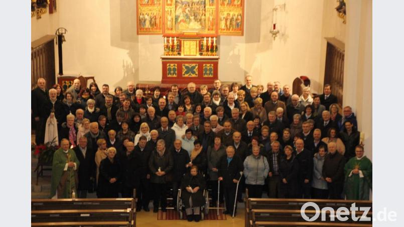 60 Ehepaare, die vor 25, 40, 50 oder 60 Jahren sich trauten, versammelten sich vor dem Hochaltar zu einem Gruppenbild. Links Stadtpfarrer Georg Flierl, rechts Kaplan Daniel Fenk. Bild: kro