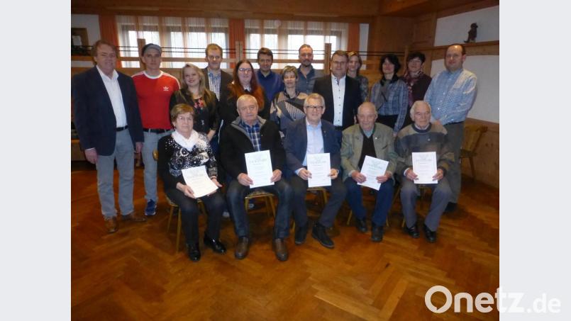 In der Jahreshauptversammlung der DJK Neuhaus gratulieren
Bürgermeister Karlheinz Budnik (stehend, fünfter von rechts) und die Ehrengäste dem wiedergewählten Vorstand Fritz Hage und Siegfried Bauer (sitzend, Zweiter und Dritter von links) erhalten das goldene DJK-Zeichen mit Ehrenkranz für die treue 60-jährige Mitgliedschaft. Bild: ser