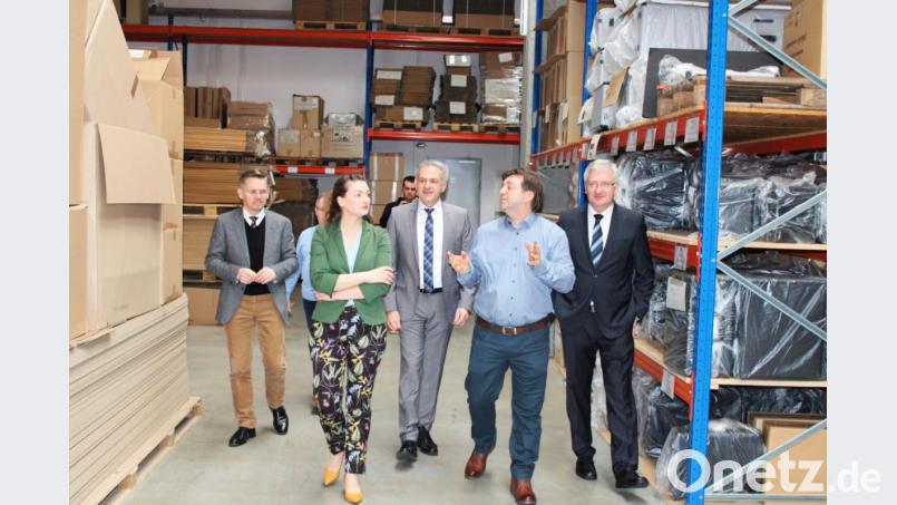 In einem Rundgang erhielten die Gäste Tobias Reiß, Judith Gerlach, Roland Grillmeier (von links) und Johannes Reger (rechts) zunächst einen Einblick in die Kofferproduktion von Geschäftsführer Herbert Schadt (2. von rechts). Bild: ckl