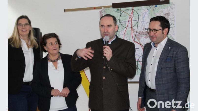 Hubert Aiwanger zusammen mit Orts-vereinsgründerin Sonja Bodensteiner, Petra Baierl und Mdl Tobias Gotthardt Bild: Schönberger, Ferdinand [fsb]