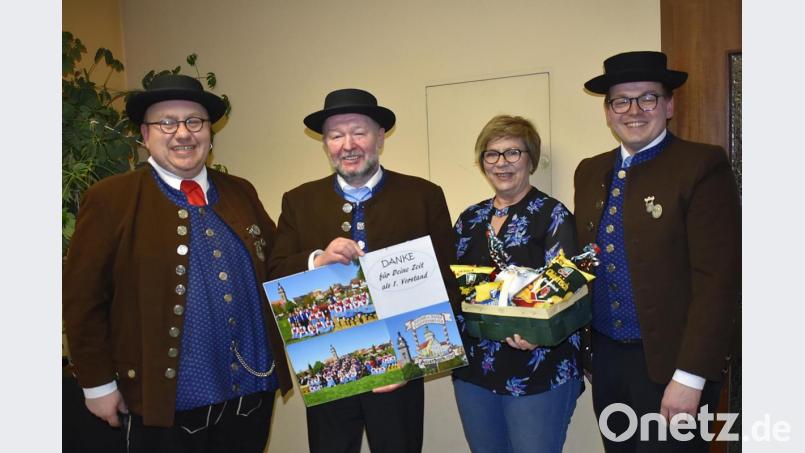 Verabschiedung von Hubert Pfab : der neue Vors. des Trachtenvereins Andreas Götz, der bisherige Vorsitzende für sechs Jahre Hubert Pfab und seine Gattin Lidwina, der stellvertretende Vorsitzende Johannes Trenz Bild: Karl Schwemmer